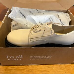 Poppy Barley uniform oxford cream size 9 Shoes